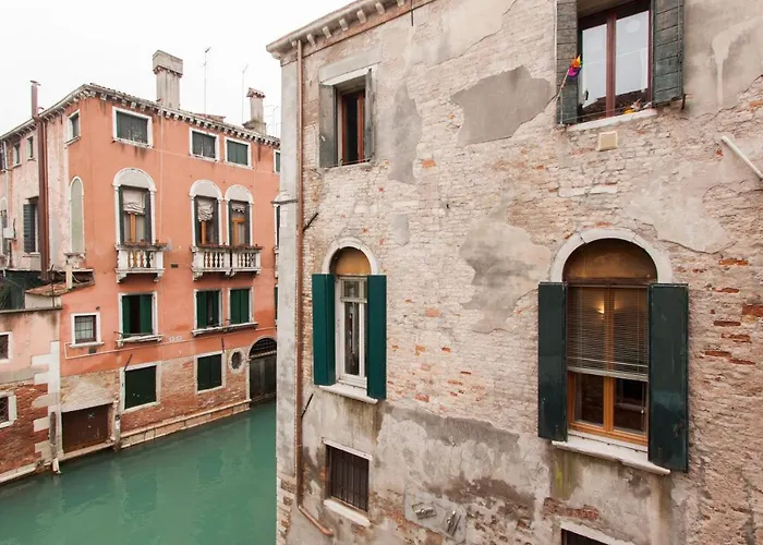 Explore Venice From A Sophisticated Hideaway In San Polo
