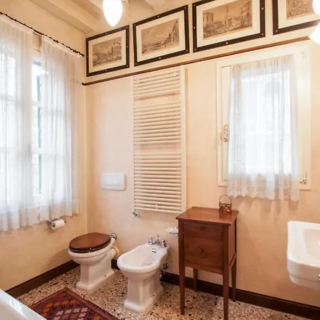 Explore Venice From A Sophisticated Hideaway In San Polo Exterior photo
