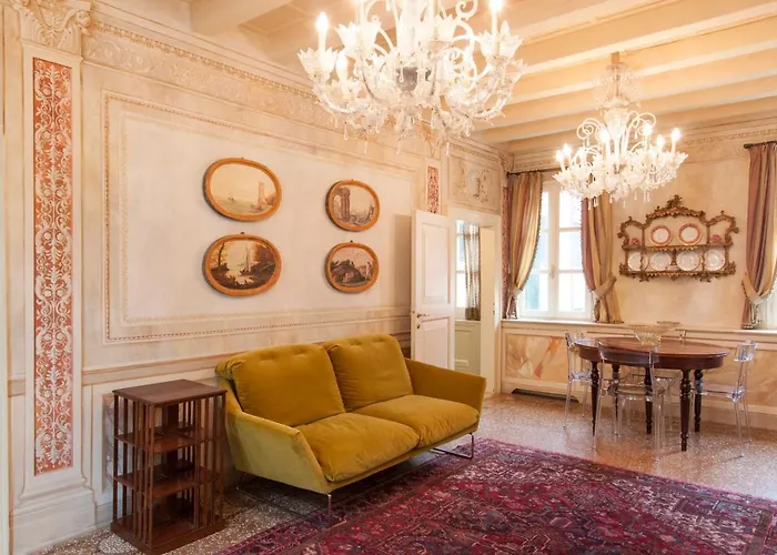 Explore Venice From A Sophisticated Hideaway In San Polo